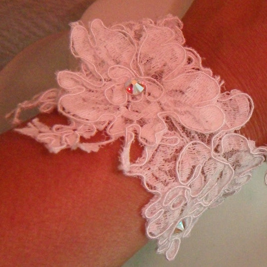 Bracelet en dentelle s'attachant avec un ruban