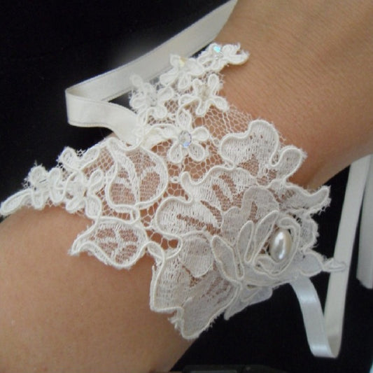 Bracelet en dentelle s'attachant avec un ruban