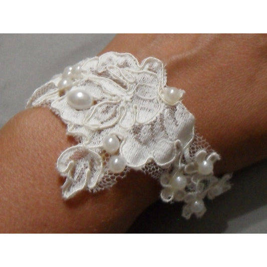 Bracelet en dentelle s'attachant avec un ruban